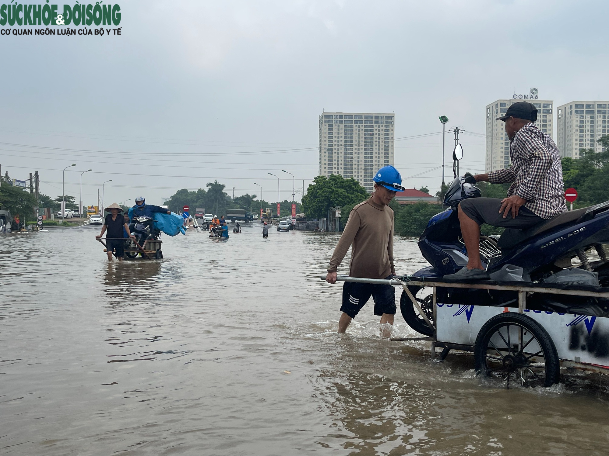 Trước tình cảnh đó, dịch vụ kéo xe máy bằng xe kéo tự chế nở rộ. Những chiếc xe kéo tự chế được huy động, chở từng chiếc xe máy cùng chủ nhân vượt qua đoạn ngập. Một người dân sử dụng dịch vụ cho biết, giá dịch vụ dao động từ 150.000 đến 200.000 đồng/lượt.