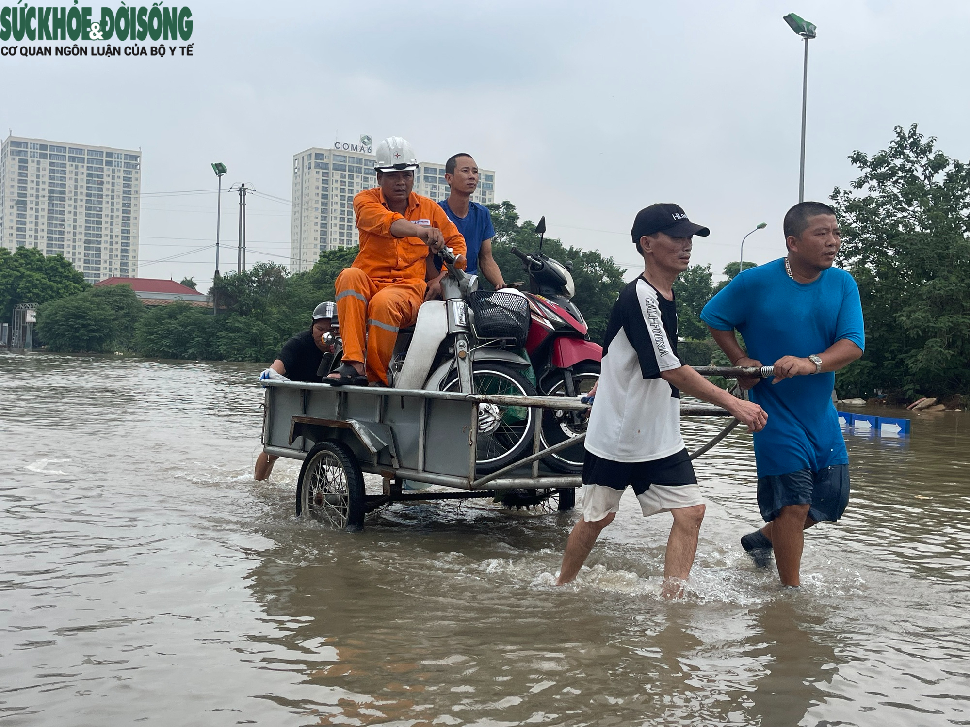 Ghi nhận tại đây, nhiều người dân, công nhân, những người mặc đồng phục ngành điện lực, môi trường cũng buộc phải sử dụng dịch vụ này để qua đoạn đường ngập. Không ít người dù phải chấp nhận mức giá khá cao nhưng đều cho rằng đây là giải pháp duy nhất để bảo vệ xe, tránh hỏng máy do nước ngập.
