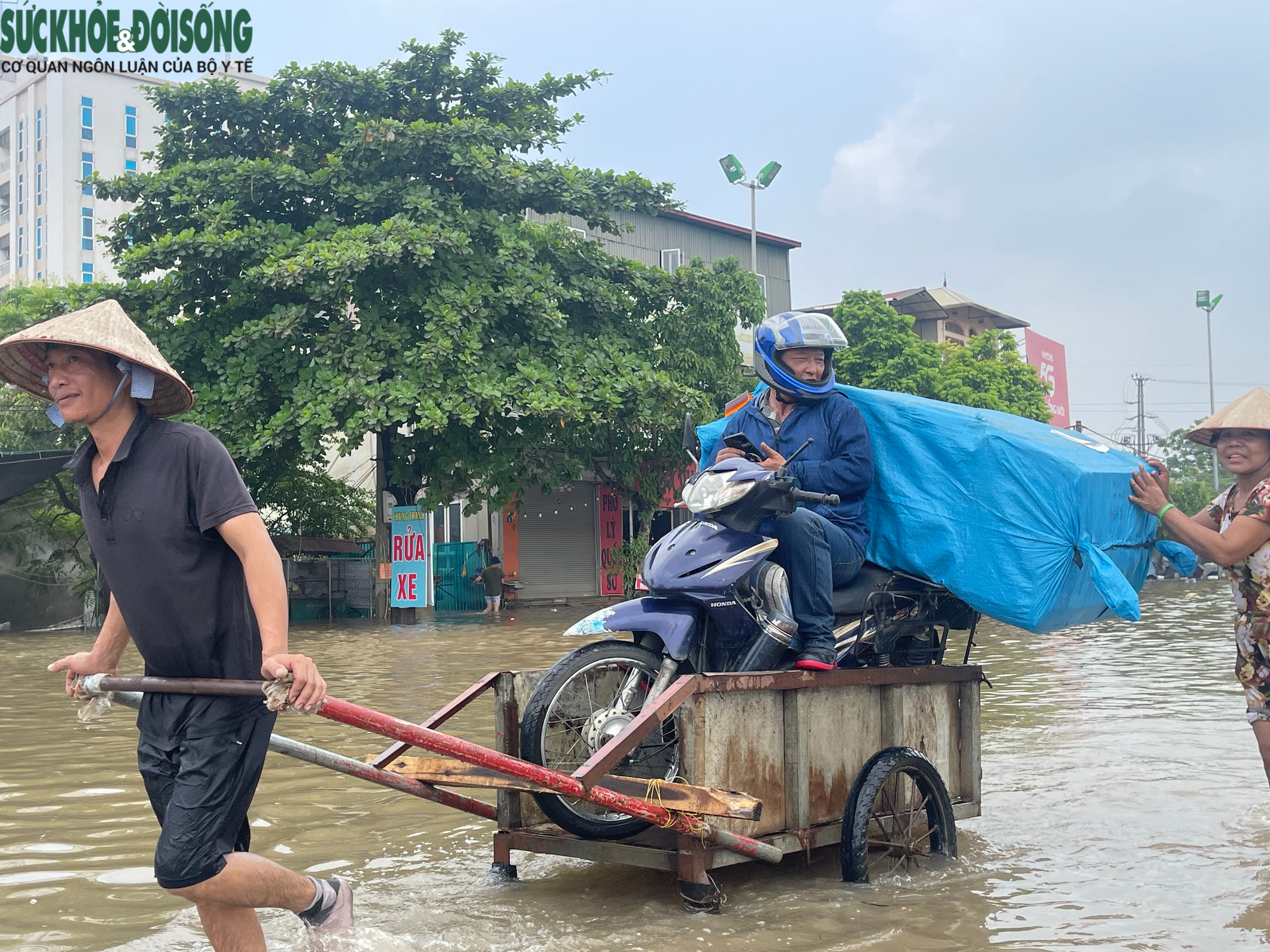 Một người dân chia sẻ: Xe chết máy giữa đường ngập không chỉ tốn công sửa chữa mà còn có nguy cơ hỏng nặng. Bỏ ra mấy trăm nghìn để thuê kéo xe vẫn còn rẻ hơn so với việc sửa xe hàng triệu đồng.