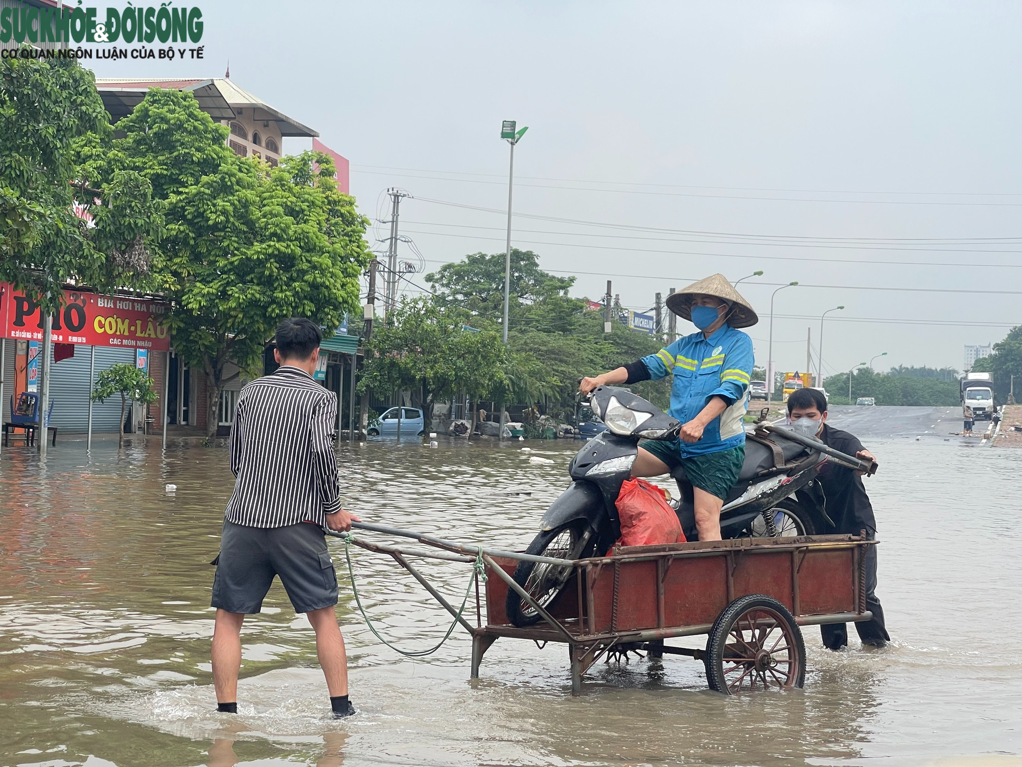 Chị Hà, trú tại phường Tây Mỗ cho biết: Ngập thế này thì không còn cách nào khác ngoài việc thuê kéo xe. Dù đắt nhưng mình vẫn phải chấp nhận, còn hơn là liều đi qua rồi chết máy giữa đường thì khổ hơn nhiều. Được biết, đoạn đường này vốn là điểm đen ngập úng nhiều năm qua. Mỗi khi mưa lớn, nước từ khu vực lân cận dồn về, hệ thống thoát nước không kịp giải tỏa, dẫn đến tình trạng ngập kéo dài.