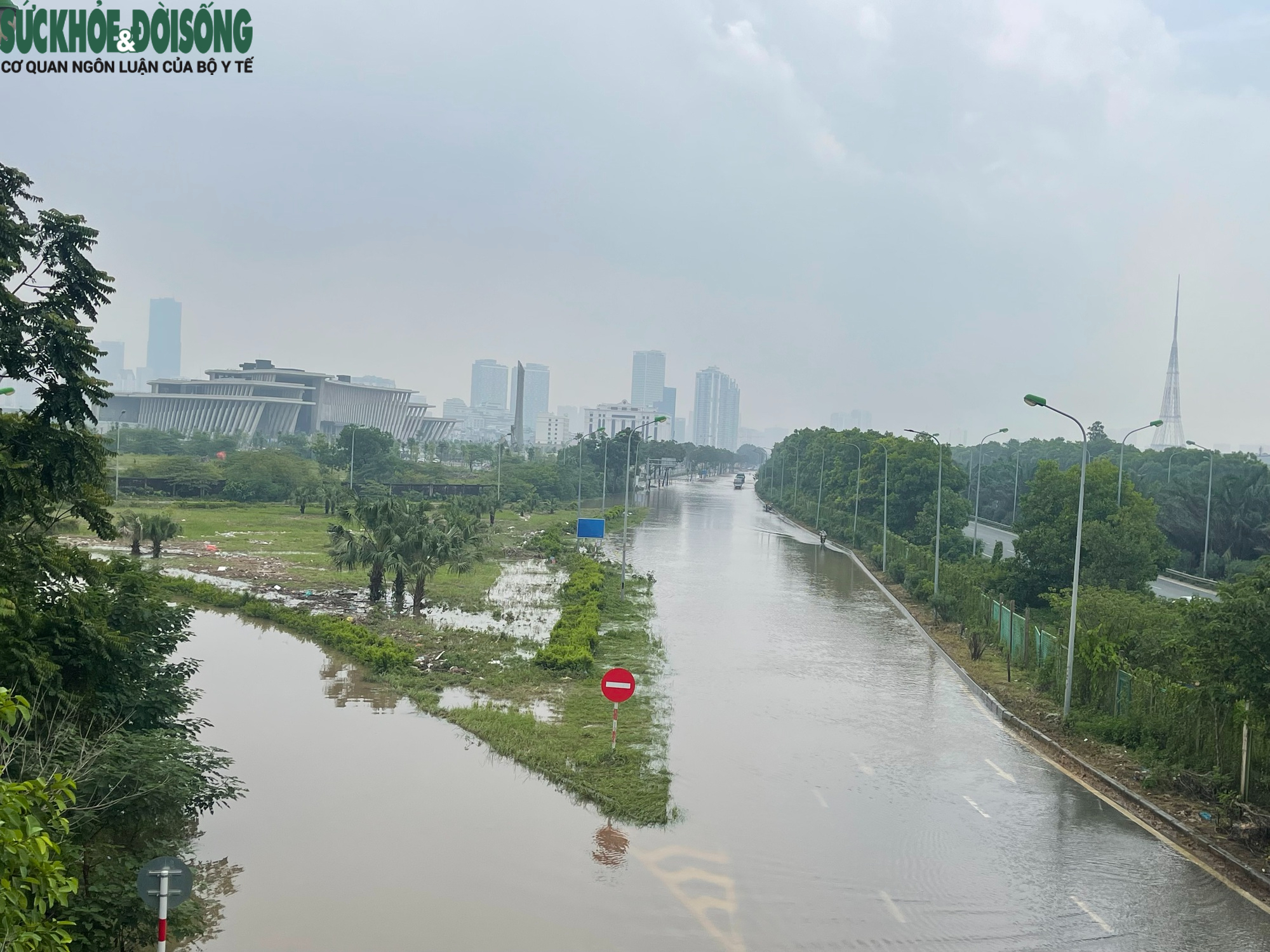 Cũng theo ghi nhận, hai bên đường gom Đại lộ Thăng Long đoạn đối diện Bảo tàng Lịch sử Quân sự Việt Nam vẫn đang chìm trong biển nước, các phương tiện là xe máy không thể di chuyển trên tuyến đường này.