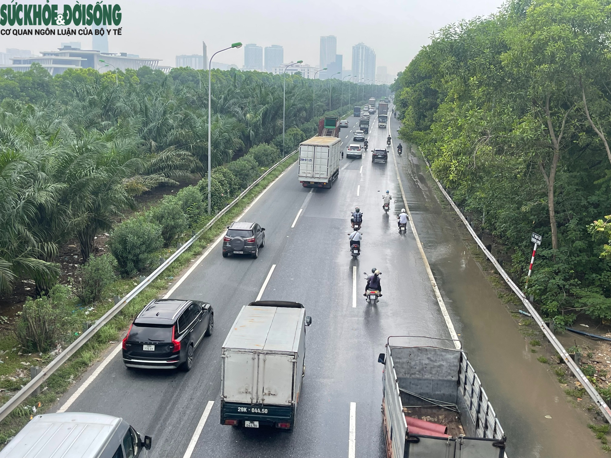 Vì vậy, nhiều xe máy đã chuyển hướng sang đường cao tốc Đại lộ Thăng Long để di chuyển mặc dù tiềm ẩn nguy cơ mất an toàn giao thông.