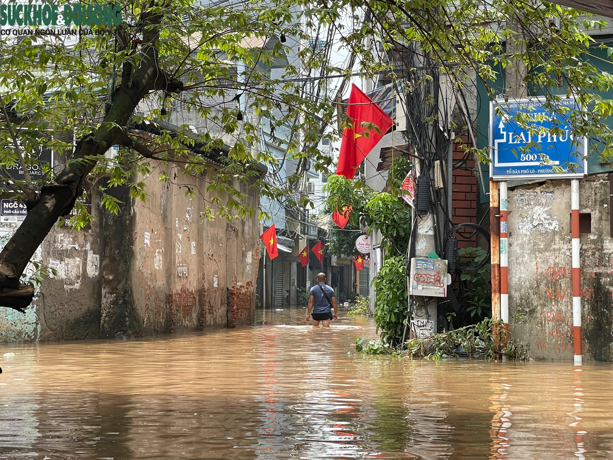 Còn tại phố Cầu Cốc (phường Tây Mỗ) hiện vẫn bị bủa vây bởi biển nước.