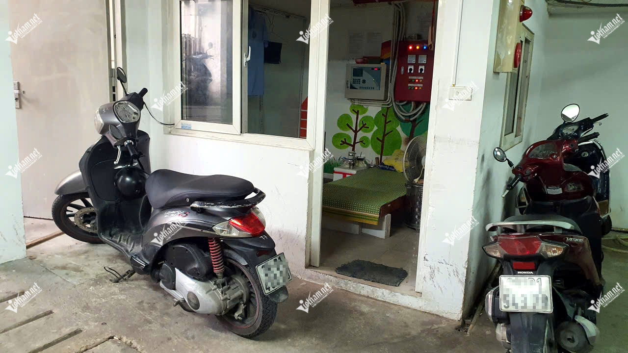 Phòng bảo vệ nơi cô gái khống chế nam thanh niên xăm trổ.