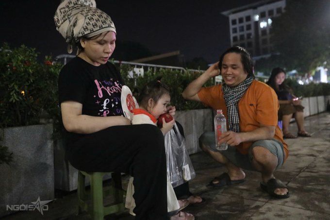 Cảm giác háo hức được hòa mình vào sự kiện 80 năm mới có một lần khiến anh chị không thấy mệt mỏi sau chuyến đi dài.