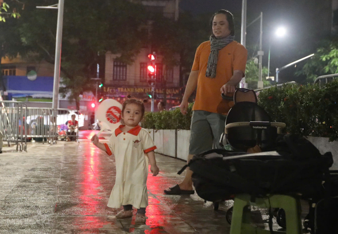 Anh Công chơi đùa, chăm sóc con gái nhỏ cho vợ bầu tranh thủ nghỉ ngơi.