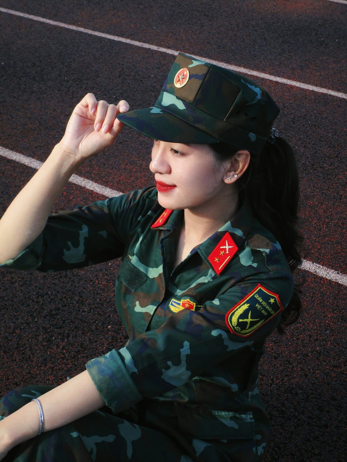 Nữ trung úy khối Quân y gây ấn tượng với ngoại hình xinh đẹp, sắc sảo - 5
