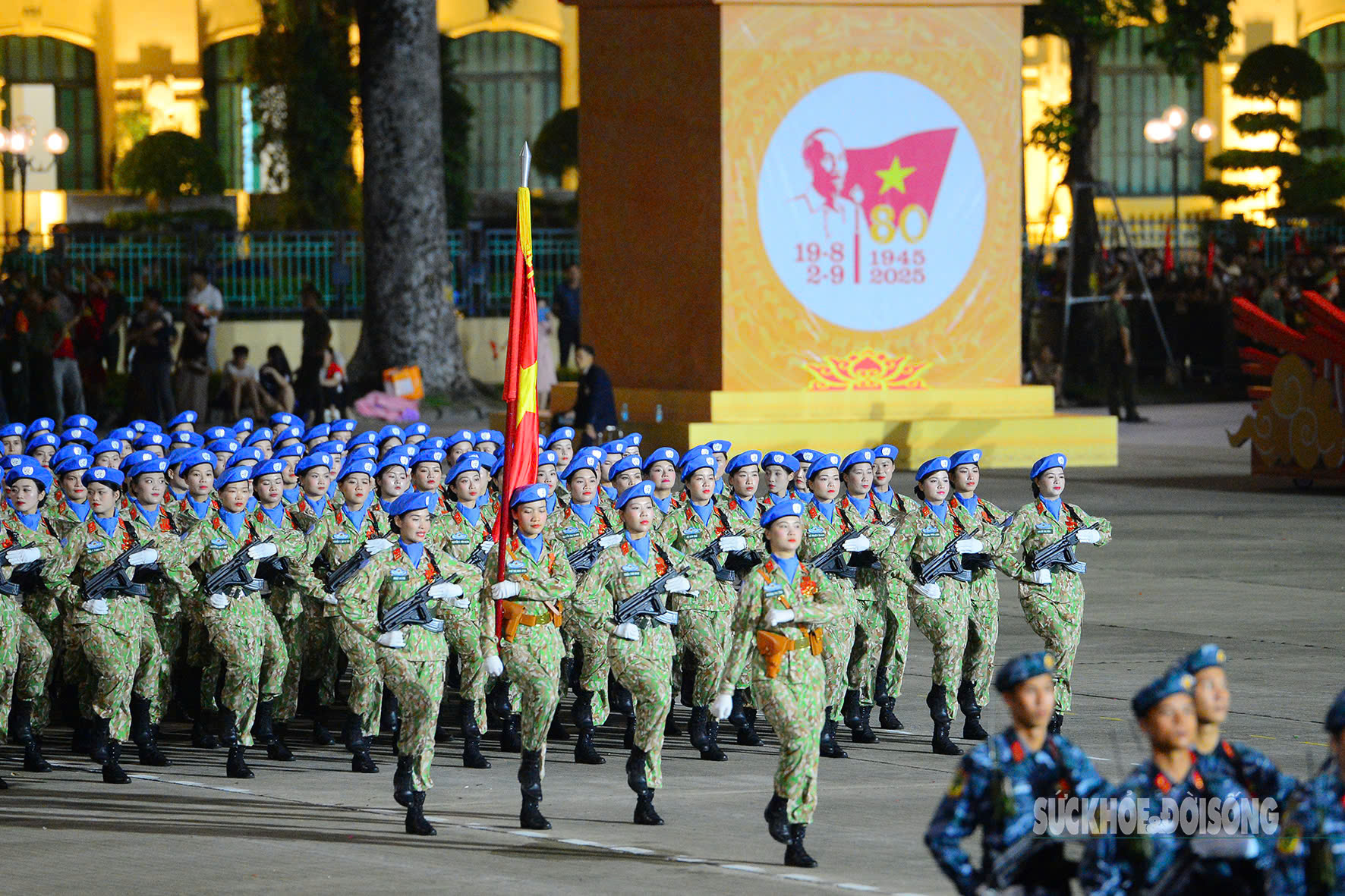Trong buổi các buổi tổng hợp luyện, sơ duyệt cấp Nhà nước vừa qua, khối nữ sĩ quan thuộc lực lượng gìn giữ hòa bình Liên hợp quốc của Bộ Quốc phòng đã để lại ấn tượng đặc biệt. Trong quân phục chỉnh tề, vai áo gắn lá cờ đỏ sao vàng bên trái và lá cờ xanh Liên hợp quốc bên phải, những bước chân của họ trang nghiêm, dứt khoát, hòa nhịp cùng cả đoàn quân nhưng vẫn toát lên vẻ đẹp dịu dàng, thanh lịch.