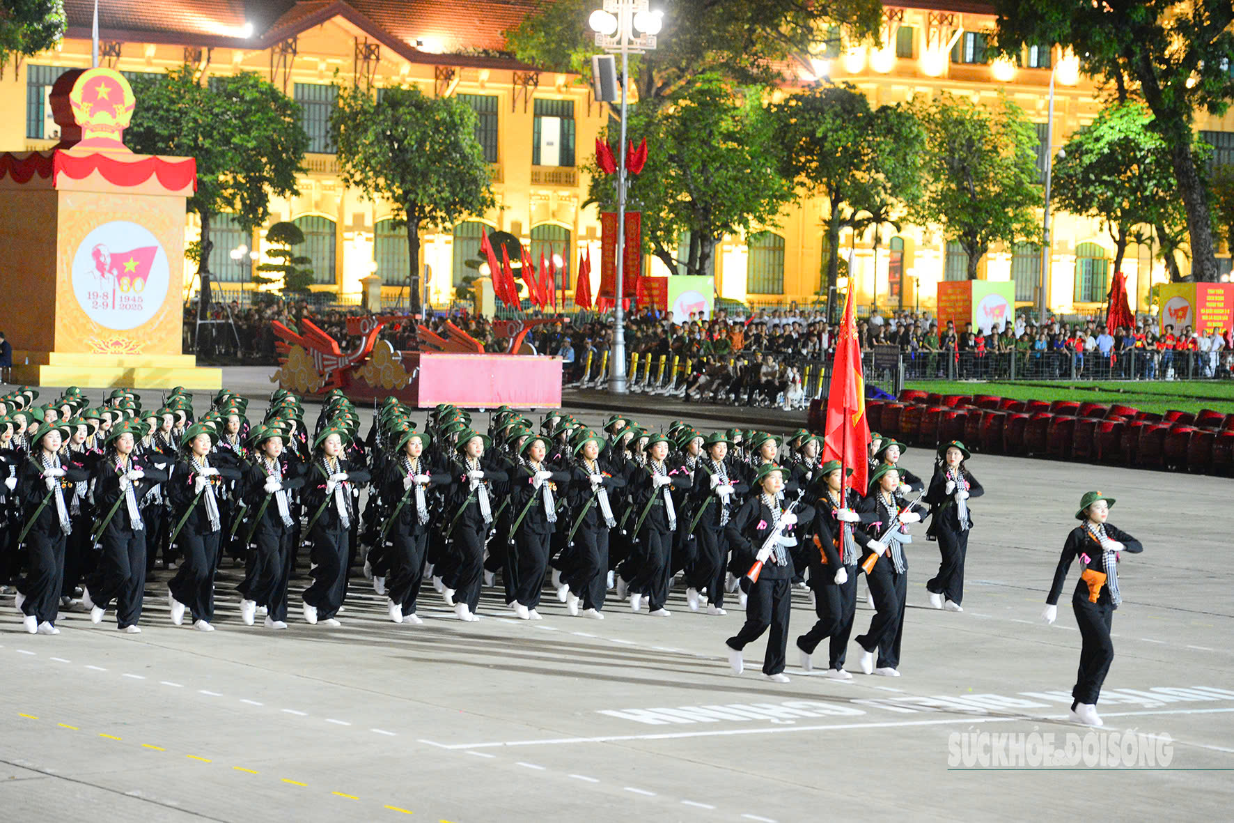 Khối nữ du kích khoác trên mình bộ trang phục truyền thống áo bà ba nâu, nón tai bèo, khăn rằn, các nữ chiến sĩ trẻ trong đội hình hôm nay không chỉ thể hiện sự chuẩn mực về nghi lễ mà còn lan tỏa tinh thần yêu nước, phẩm chất cao đẹp của người phụ nữ Việt Nam.
