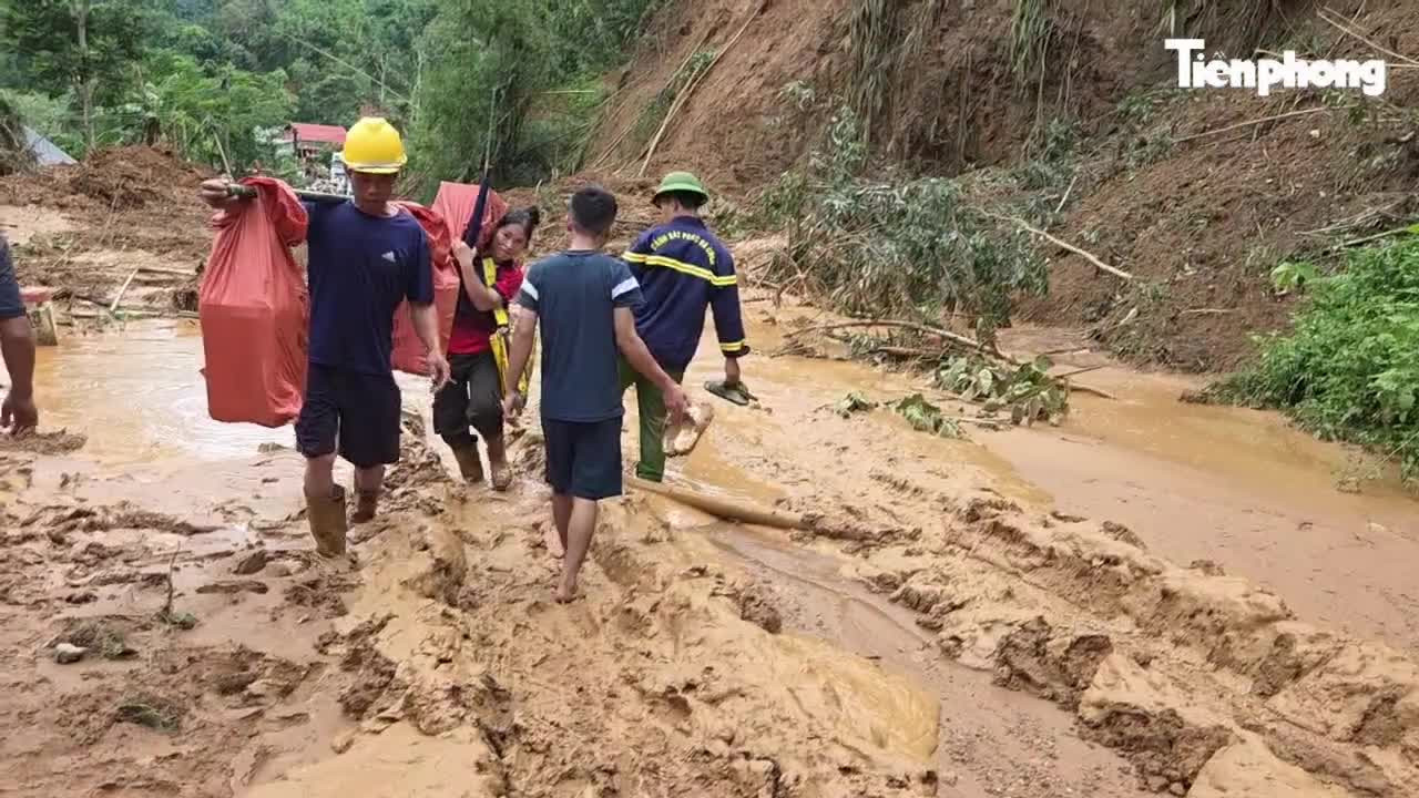 Lực lượng chức năng hỗ trợ lương thực cho người dân vùng lũ quét. Tất cả được thực hiện gấp rút, theo phương châm không để người dân bị đói, khát.