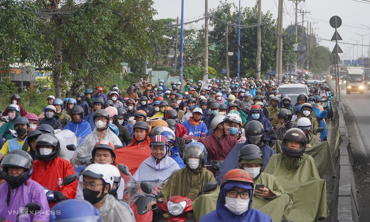 Tại khu vực phà Cát Lái, cách nút giao An Phú hơn 3 km, xe không ùn tại bến nhưng kẹt nghiêm trọng ở đường Nguyễn Thị Định do lượng xe container ra vào cảng lớn. Tín hiệu giao thông được ưu tiên cho xe này nên dòng xe máy, ôtô di chuyển khó khăn, nhất là khi mưa lớn.