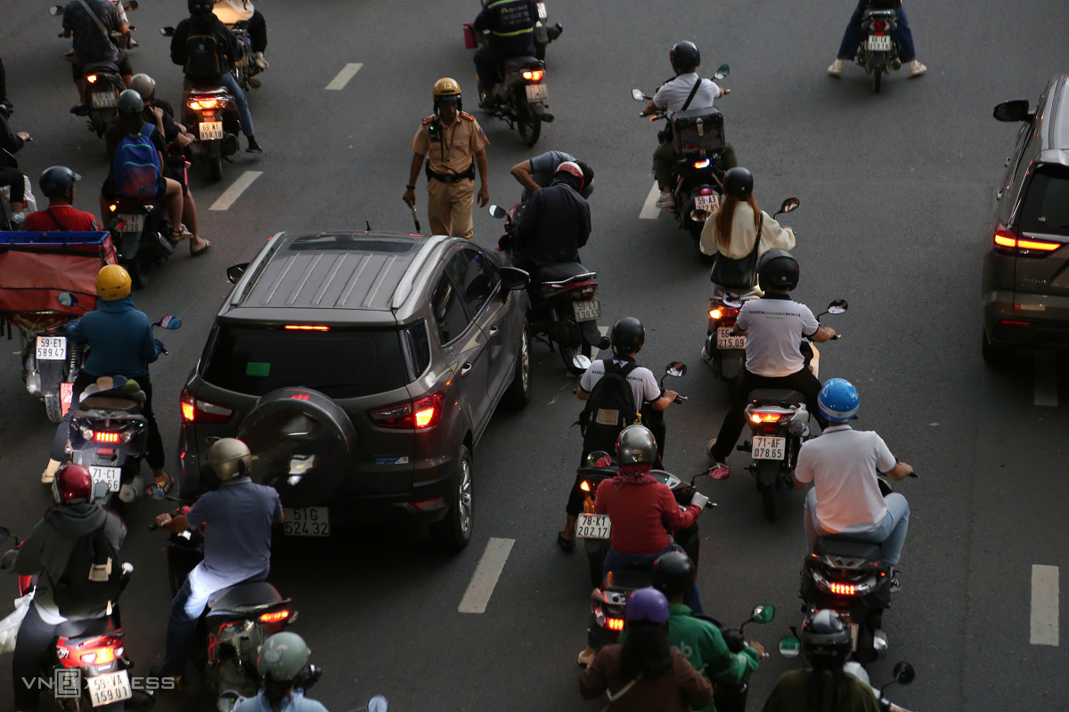 Trong dòng xe đông đúc trên đường Hoàng Văn Thụ, trước cổng vào Quân khu 7, ôtô va chạm với xe máy, CSGT phải tốn thời gian xử lý, di dời cùng lúc phân luồng để bớt ùn tắc.