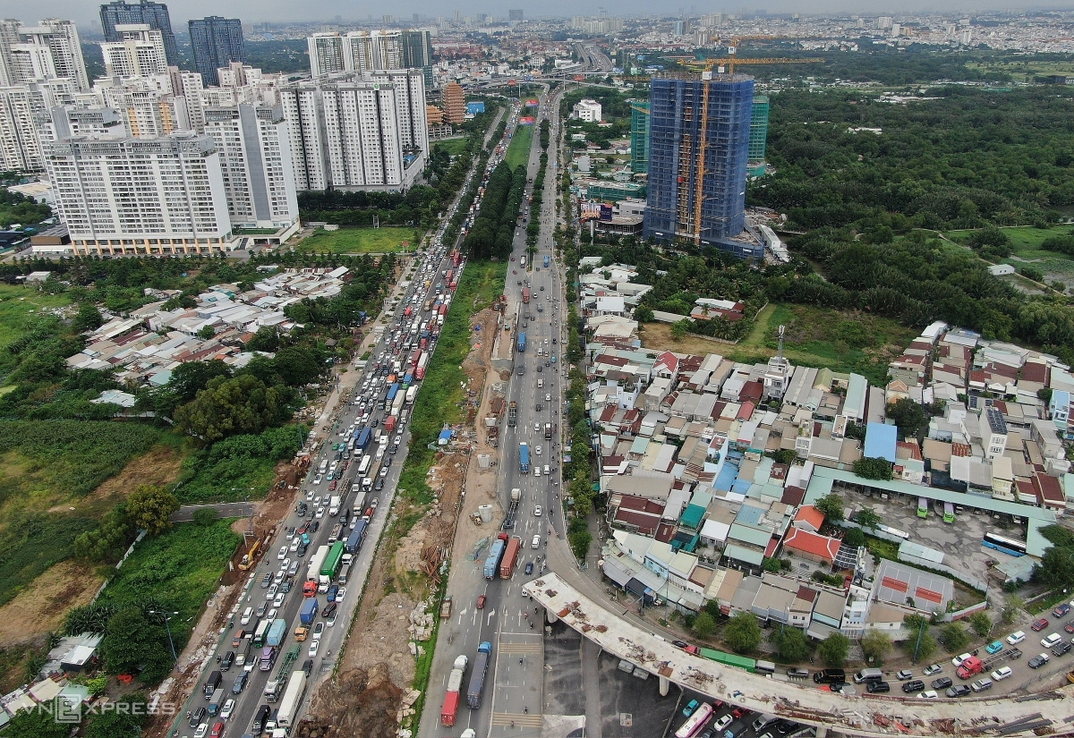 Cách sân bay Tân Sơn Nhất hơn 10 km, tại nút giao An Phú (Thủ Đức cũ, cửa ngõ đông TP HCM), nơi giao nhau giữa đại lộ Mai Chí Thọ, cao tốc Long Thành - Dầu Giây, đường Lương Định Của, Nguyễn Thị Định... dòng xe ùn ứ từ khoảng 16h.