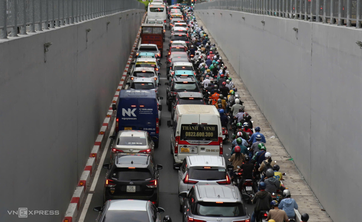 Do hôm nay là ngày làm việc cuối tuần để bước vào kỳ lễ, người dân tranh thủ sau giờ làm ra sân bay về quê, du lịch khiến lượng xe ngày càng đông đúc. Tại hầm chui Trần Quốc Hoàn - Phan Thúc Duyện ùn tắc nghiêm trọng, ôtô, xe máy ken đặc, có lúc đứng chôn chân. Khách phải đợi lâu để đi tới nhà ga T3, cách đó 1,3 km. 