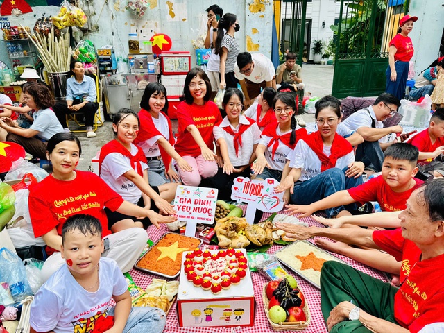 Cận cảnh mâm cỗ đủ xôi, đủ gà trên vỉa hè trước tổng duyệt diễu binh, diễu hành