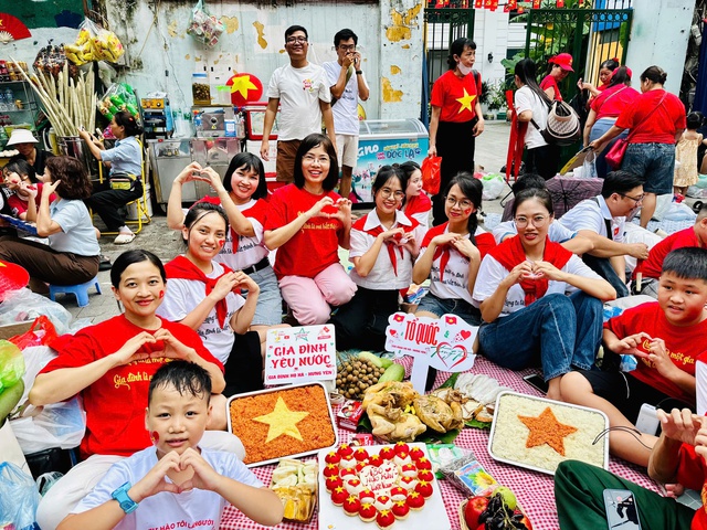 Đại gia đình dùng bữa tối ngay tại vỉa hè để chờ xem tổng duyệt diễu binh, diễu hành vào sáng mai 30-8