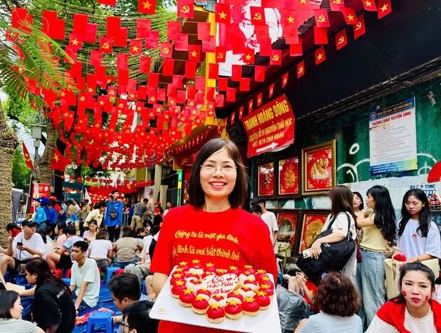 Chị Hà Thị Thu Hường chia sẻ gia đình cùng nhau chuẩn bị xôi, các loại bánh in hình lá cờ Tổ quốc