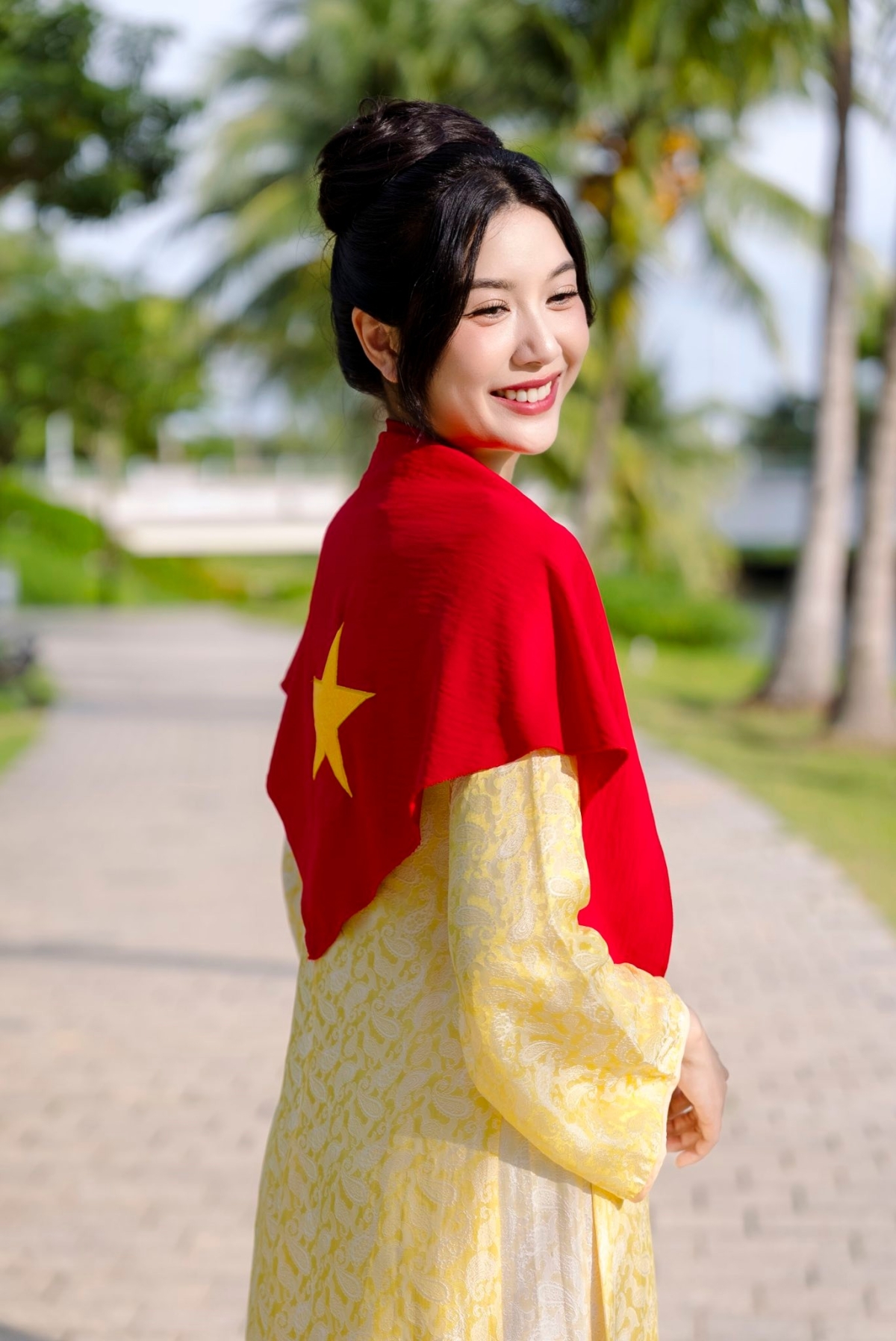 Á hậu Thúy Vân khẳng định lòng tự hào dân tộc qua cách kết hợp màu đỏ - vàng nổi bật mà hài hòa.