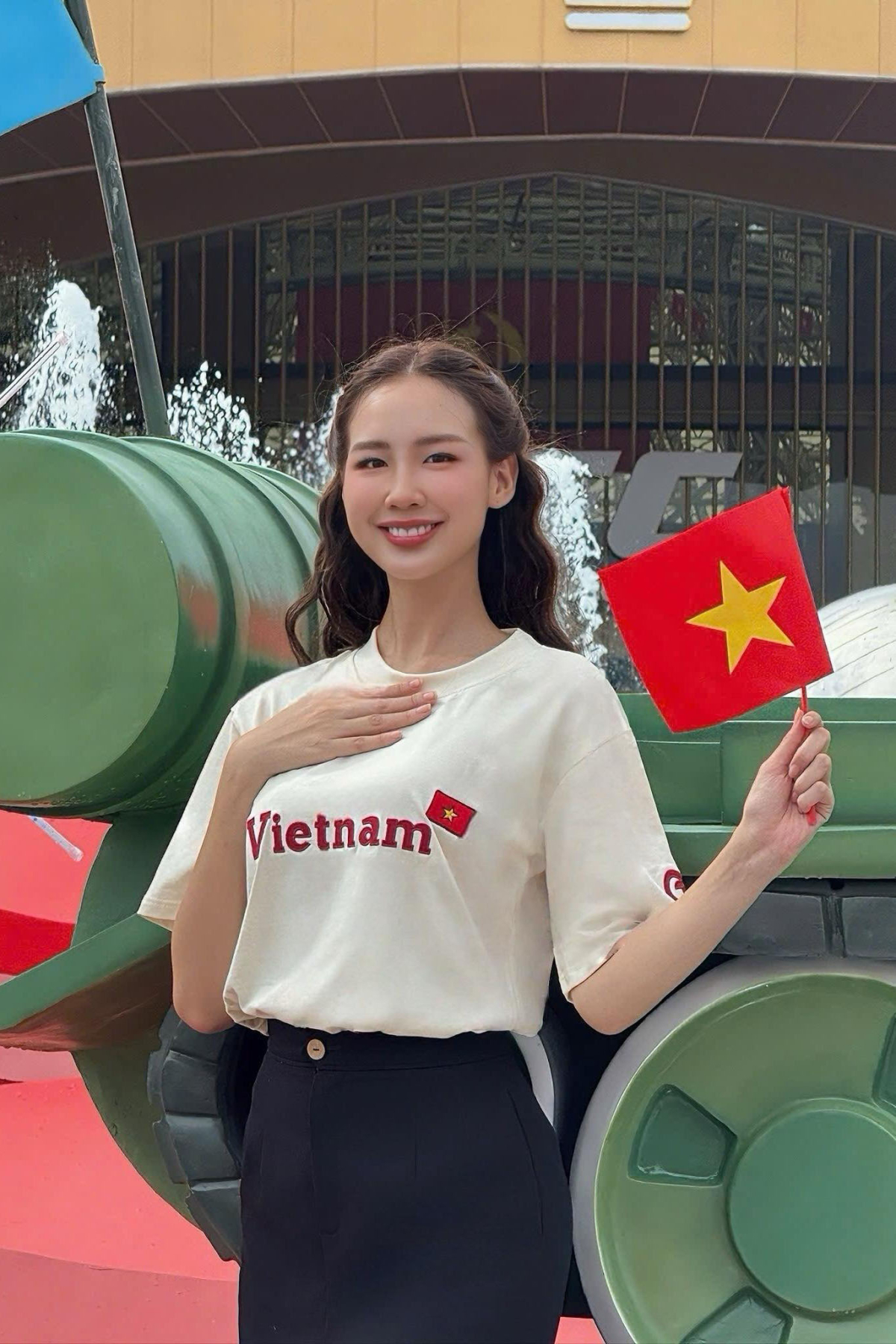 Hướng đến hình ảnh năng động hơn, hoa hậu Bảo Ngọc phối áo thun in chữ Vietnam cùng quần âu tối giản.