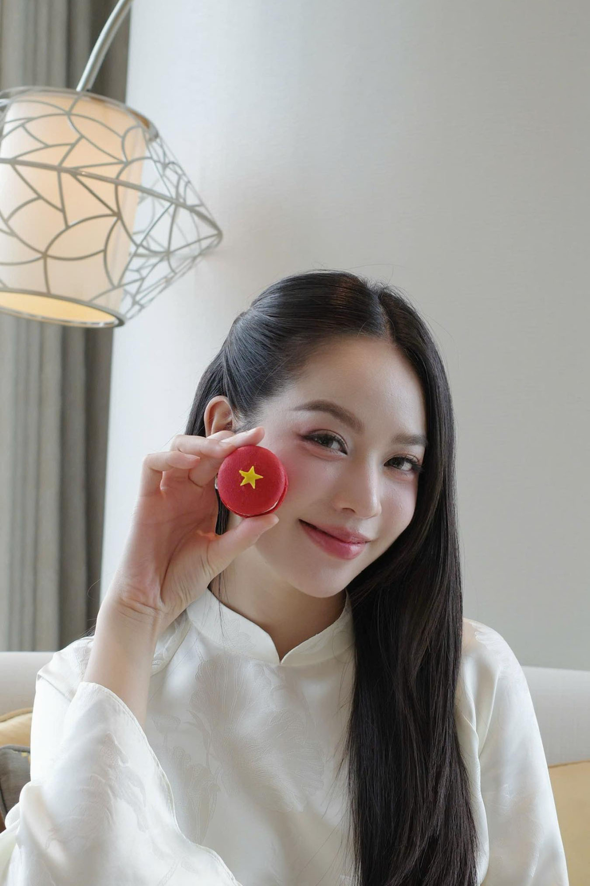 Hoa hậu Thanh Thủy có phụ kiện độc đáo là chiếc bánh macaron lá cờ nhỏ xinh.