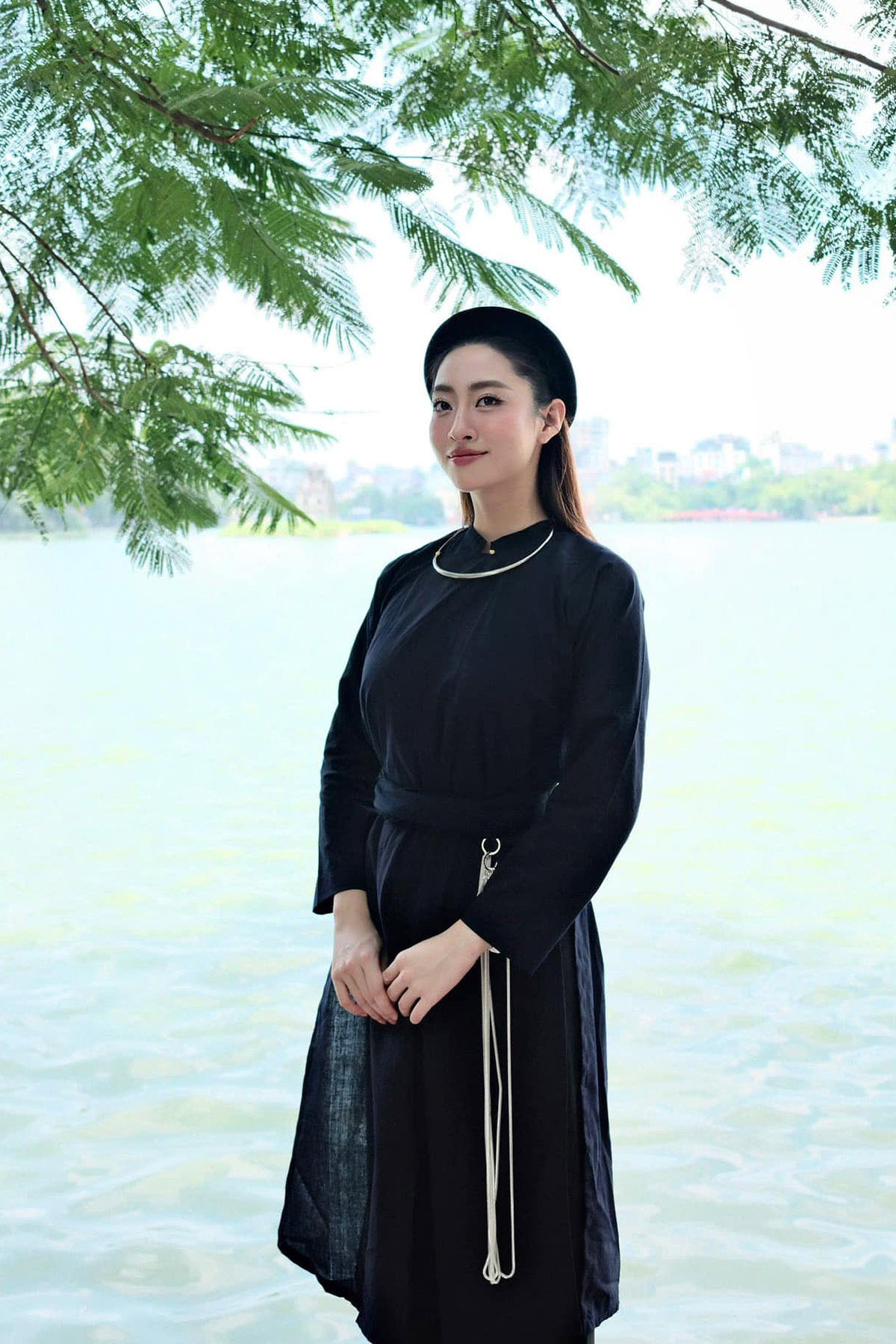 Hoa hậu Lương Thùy Linh cho biết không phải người Tày nhưng cô sinh ra tại Cao Bằng nên vẫn mặc trang phục truyền thống của đồng bào để cảm nhận rõ nhịp đập thiêng liêng của quê hương trong từng sợi vải.