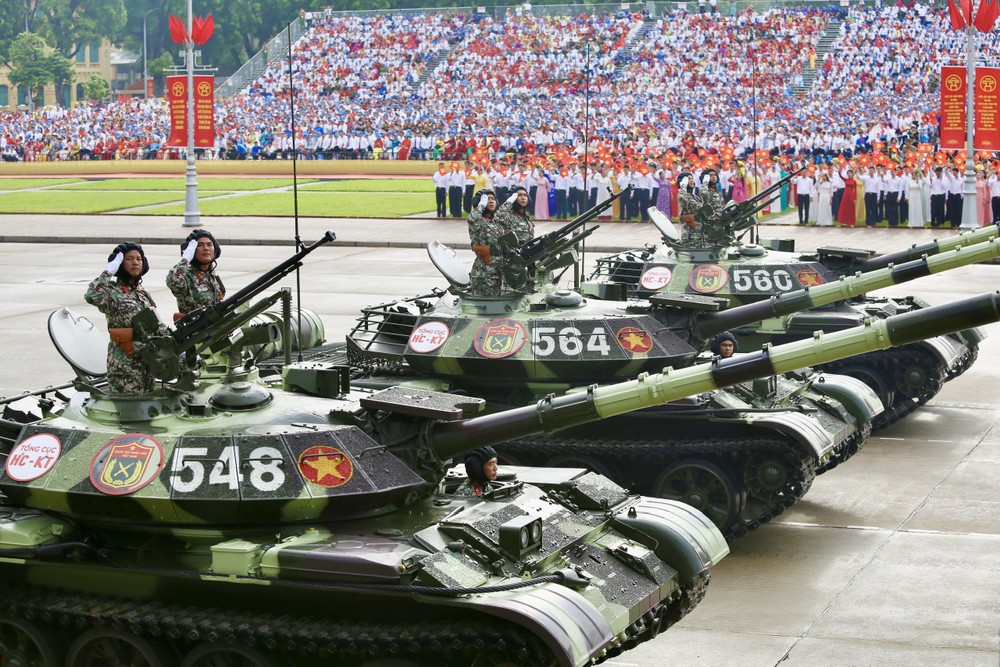Khối xe tăng T-54B và T-55 là những pháo đài THÉP, được trang bị pháo 100 ly, cùng hệ thống súng máy, có hỏa lực mạnh, sức cơ động cao. Đặc biệt, phiên bản T-54B được cải tiến, nâng cấp, đáp ứng yêu cầu tác chiến hiện đại. Ảnh: HOÀNG GIANG