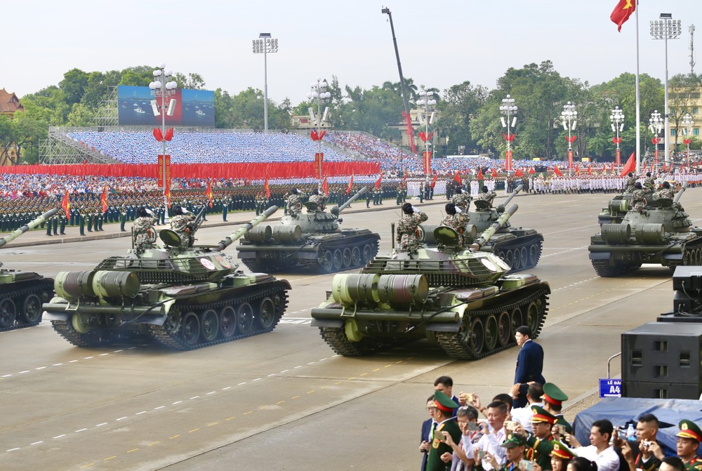 Đội hình xe tăng đi qua lễ đài. Ảnh: HOÀNG GIANG