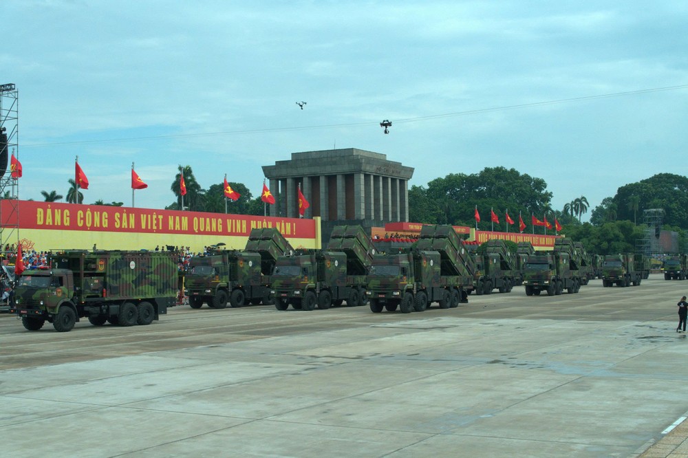 Tổ hợp tên lửa Trường Sơn do Viettel nghiên cứu và sản xuất, là một trong những thành phần nòng cốt của hệ thống phòng thủ bờ biển; mỗi bệ phóng mang theo 4 quả tên lửa Sông Hồng tiến về Quảng trường Ba Đình trong buổi tổng duyệt diễu binh. Ảnh: ĐẶNG TRUNG