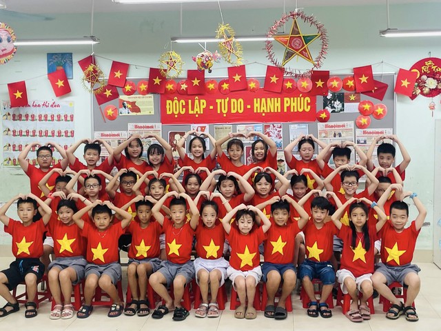 Trẻ em cũng được nhận quà 100.000 đồng dịp Quốc khánh 2/9. Ảnh minh họa: THPD