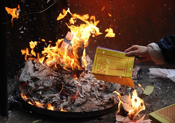 Hóa vàng mã hay đốt vàng mã là một nghi lễ quan trọng trong văn hóa tâm linh.