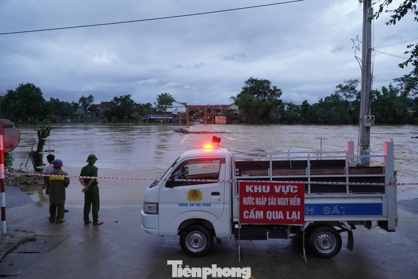 Lực lượng công an đã lập rào chắn, tổ chức canh gác và cấm tuyệt đối người, phương tiện qua lại.