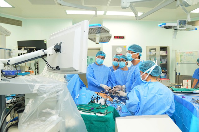 Các bác sĩ tiến hành ghép gan cấp cứu cho bệnh nhân N.H.V. Ảnh: BVCC