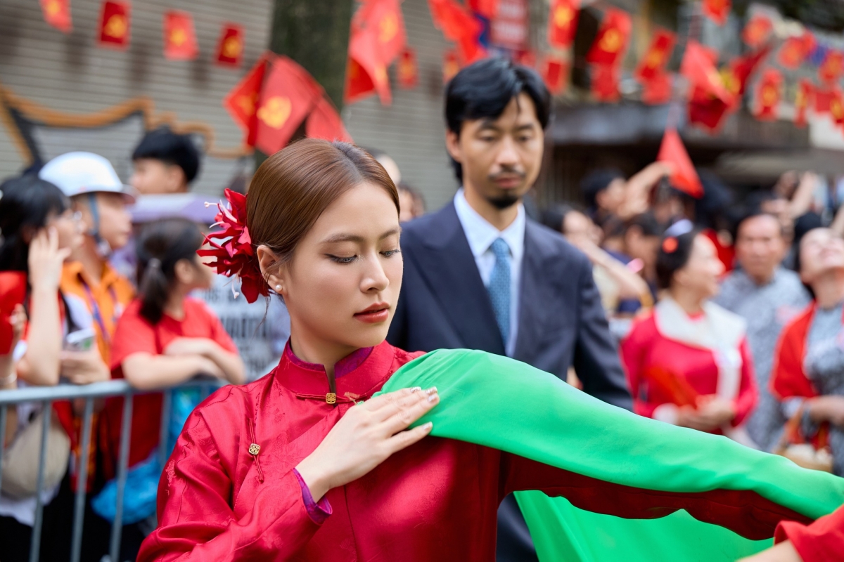 Đen - hoàng thùy linh được khen như chụp hình cưới trong buổi diễu hành - 3