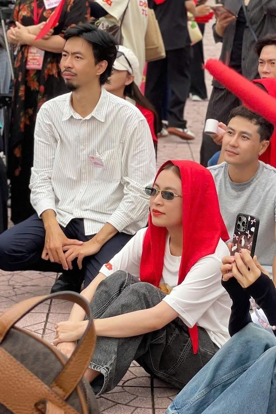 Đen - hoàng thùy linh được khen như chụp hình cưới trong buổi diễu hành - 8