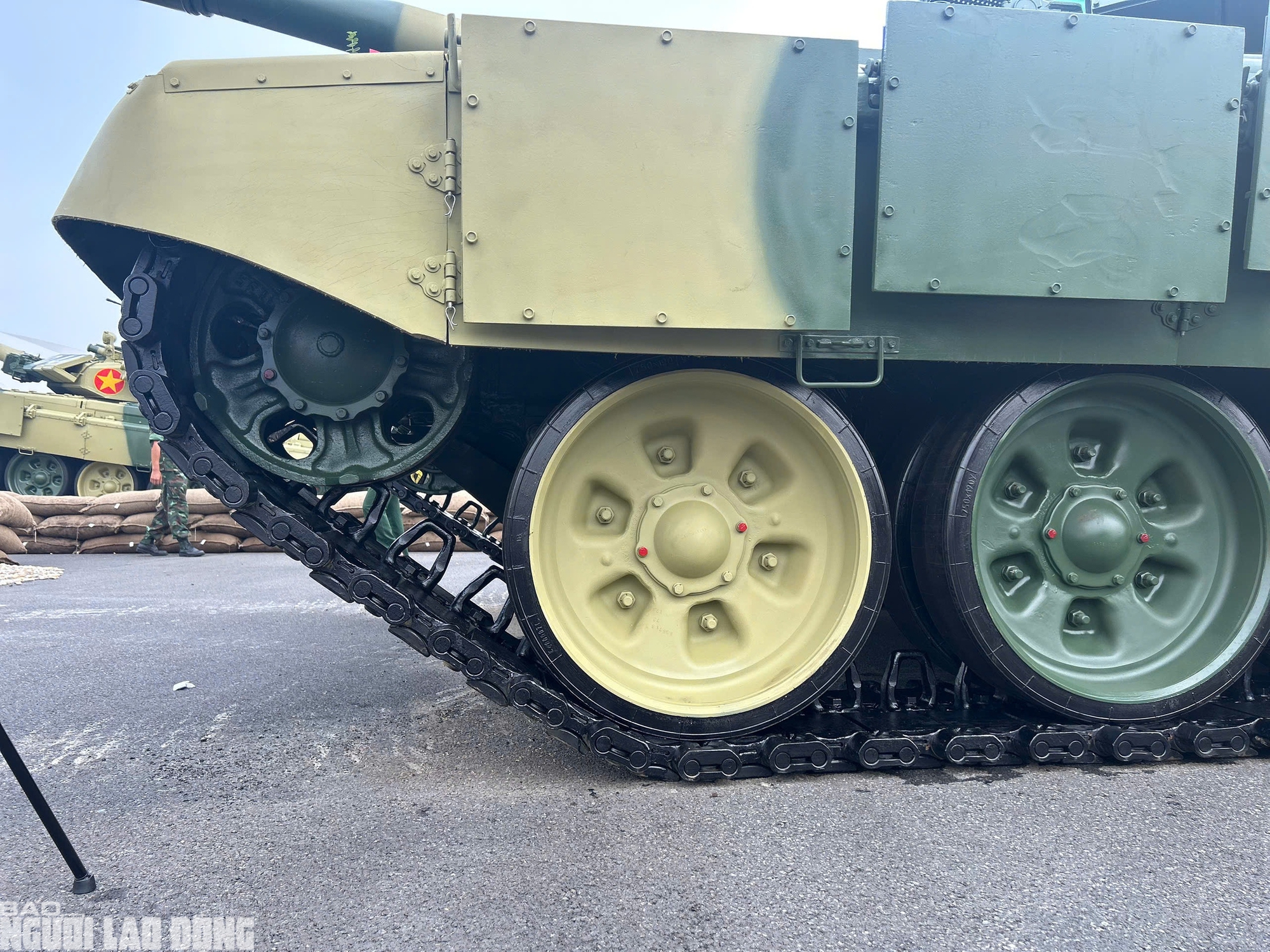 Binh chủng Tăng thiết giáp, Quân đội nhân dân Việt Nam được trang bị hai biến thể xe tăng T-90 gồm T-90S và phiên bản xe chỉ huy T-90SK do tập đoàn Uralvagonzavod của Nga chế tạo.