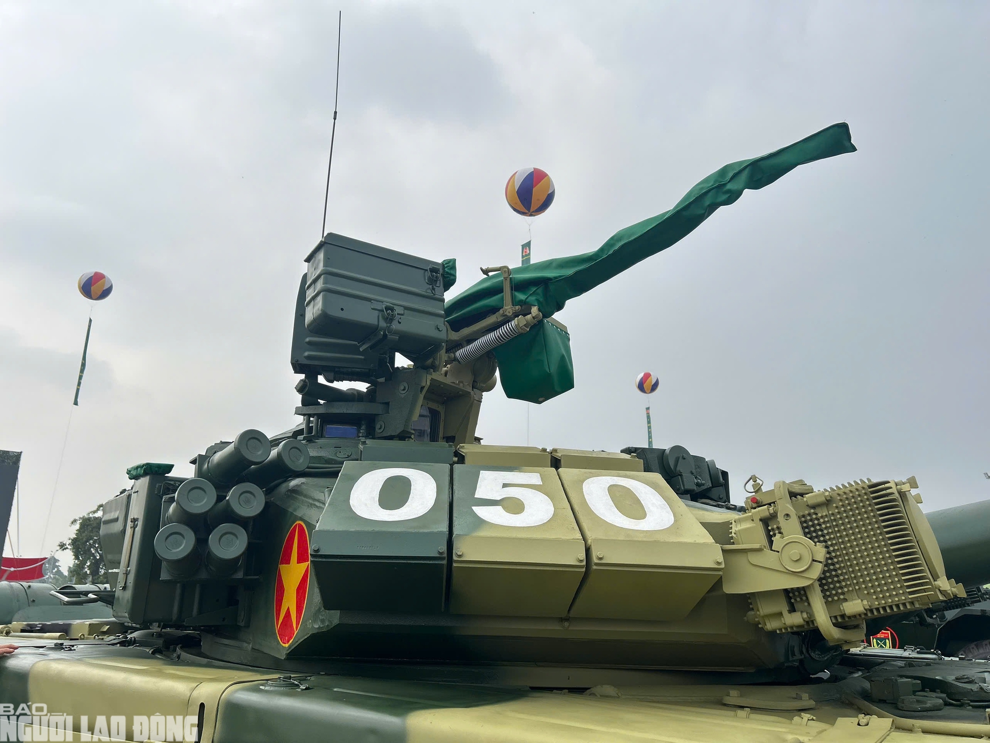 Ngoài các loại đạn pháo tăng uy lực thì xe tăng T-90S còn được trang bị hệ thống tên lửa chống tăng 9M119M Refleks bắn qua nòng pháo chính có khả năng tấn công chính xác cao ở phạm vi tới 5 km và khả năng xuyên phá 950 mm giáp thép. Đây là vũ khí lợi hại của xe tăng T-90S trên chiến trường.
