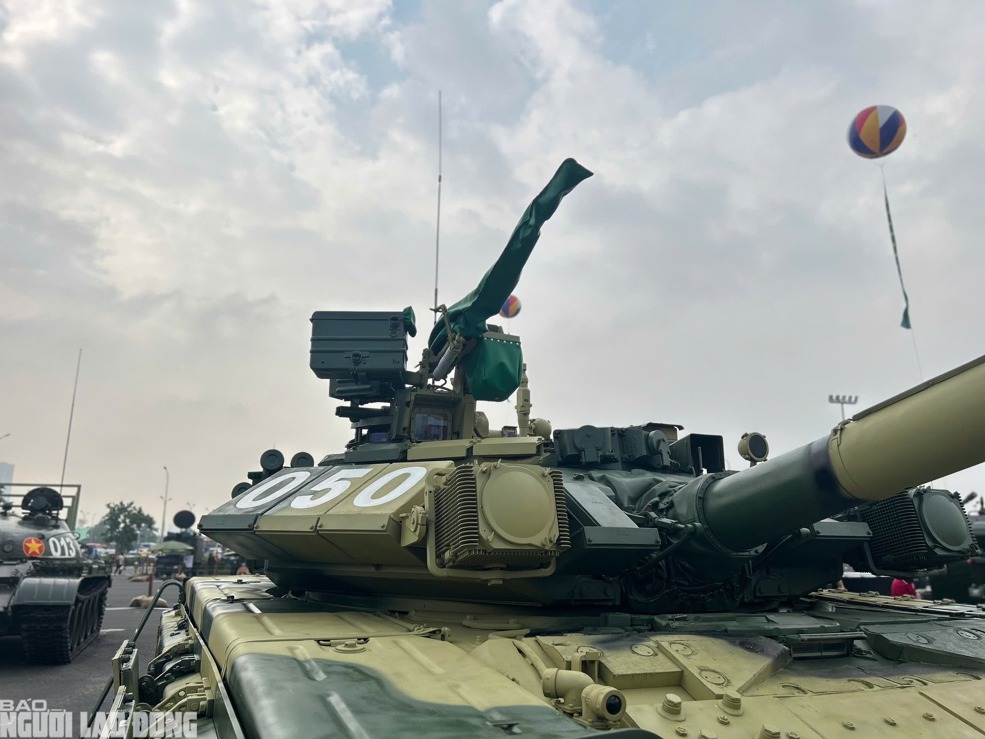 Kết hợp với đó là súng máy song song PKT 7,62 mm, súng máy phòng không 12,7 mm cung cấp hỏa lực các tầm, các hướng cho phương tiện trong chiến đấu.