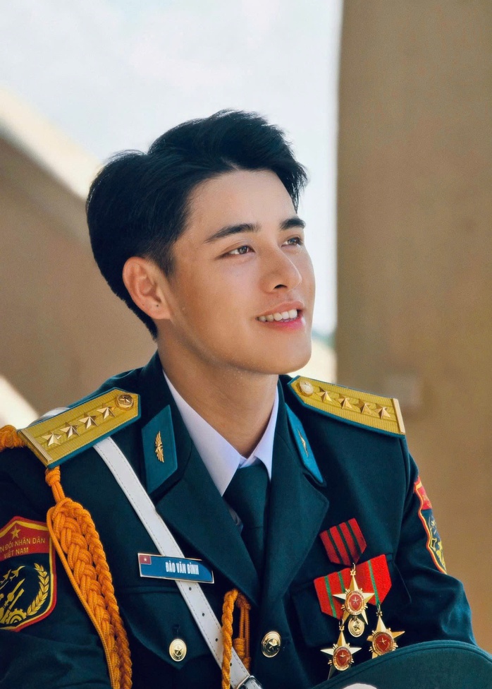 Thượng úy chuyên nghiệp Đào Văn Bình thuộc Sư đoàn 372, Quân chủng Phòng không - Không quân, người đã tạo nên Lớp học cùng nhau đi lên – một không gian học tập trực tuyến độc đáo, thu hút hàng ngàn người tham gia mỗi tối.