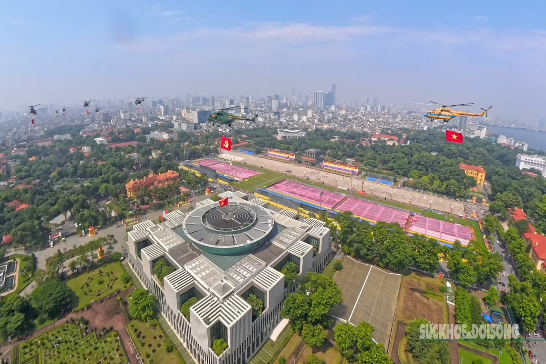 Biên đội 10 trực thăng Mi-8 và Mi-17 thuộc các Trung đoàn Không quân 917, 916 và 930 được trang bị cờ Đảng và cờ Tổ quốc để thực hiện nội dung huấn luyện bay kéo cờ phục vụ Lễ kỷ niệm, diễu binh, diễu hành 80 năm Quốc khánh nước Cộng hòa xã hội chủ nghĩa Việt Nam.