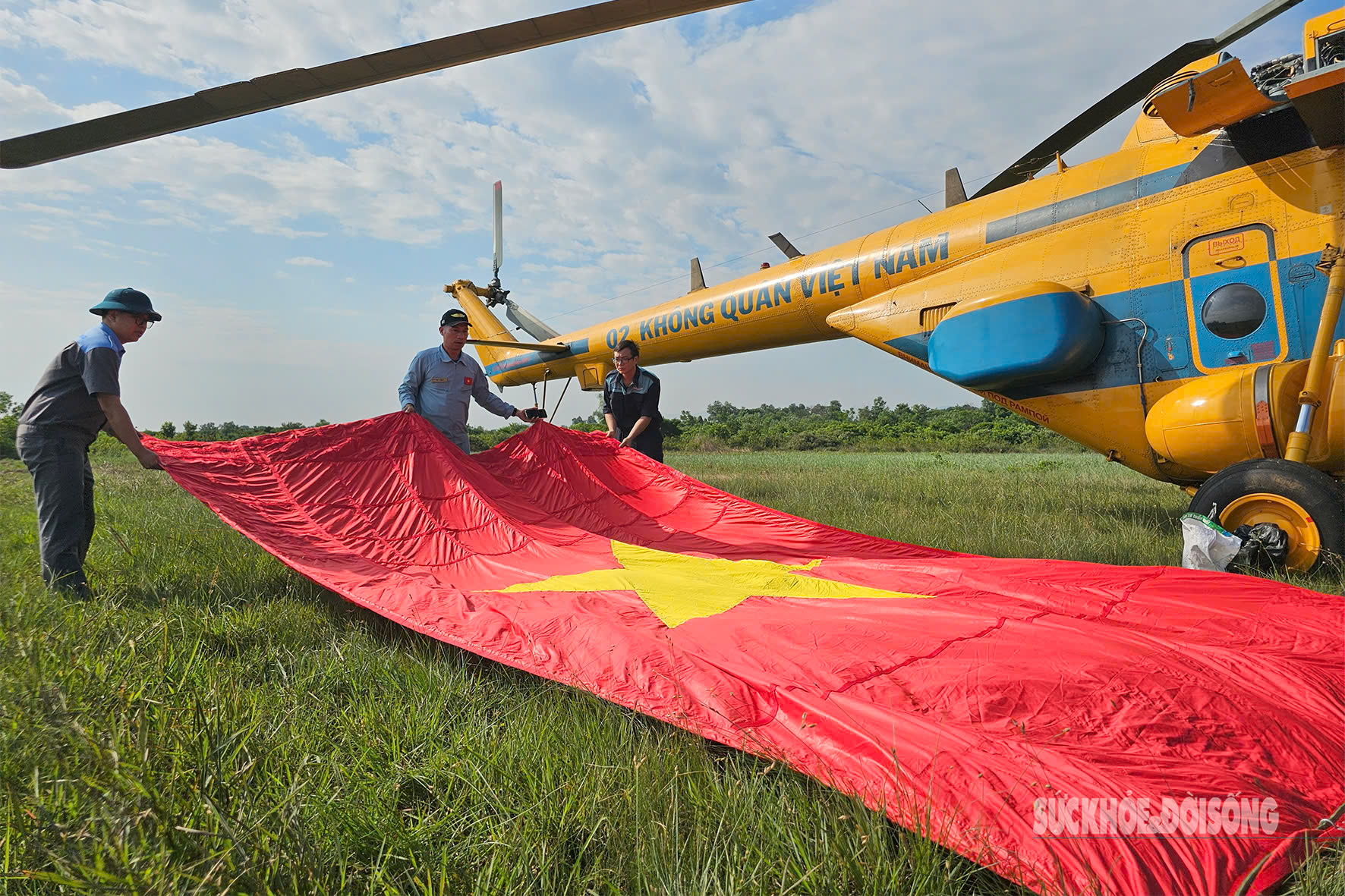 Cờ Đảng, cờ Tổ quốc được treo trên trực thăng đều có kích thước giống nhau khoảng 20m2, chiều dài 5,4m, rộng 3,6m.