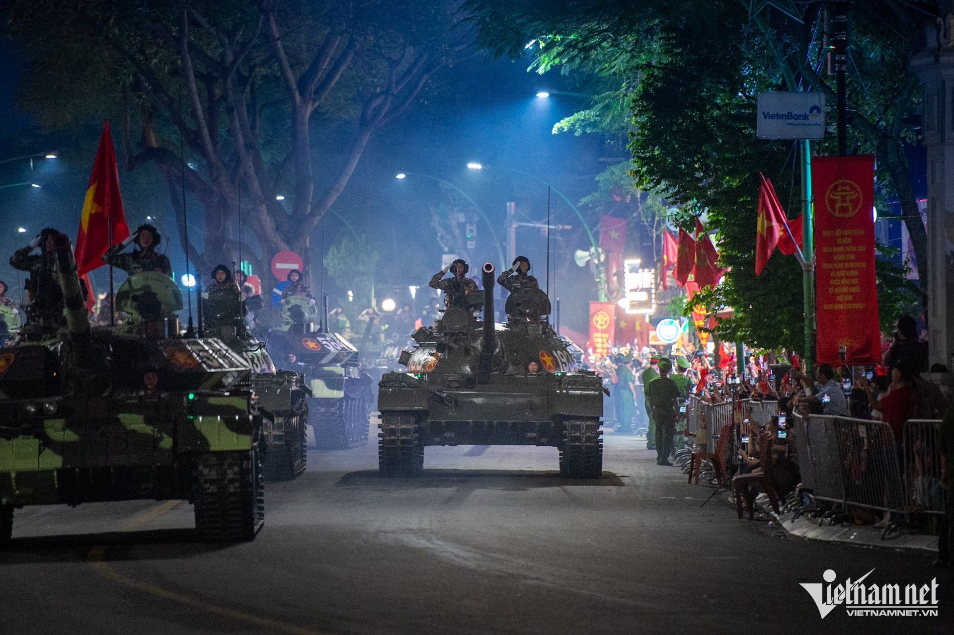 Dàn xe tăng, khí tài cùng vạn chiến sĩ hội tụ về Quảng trường Ba Đình - 19