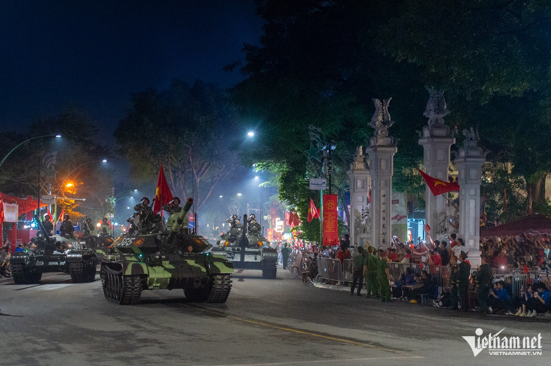 Dàn xe tăng, khí tài cùng vạn chiến sĩ hội tụ về Quảng trường Ba Đình - 20