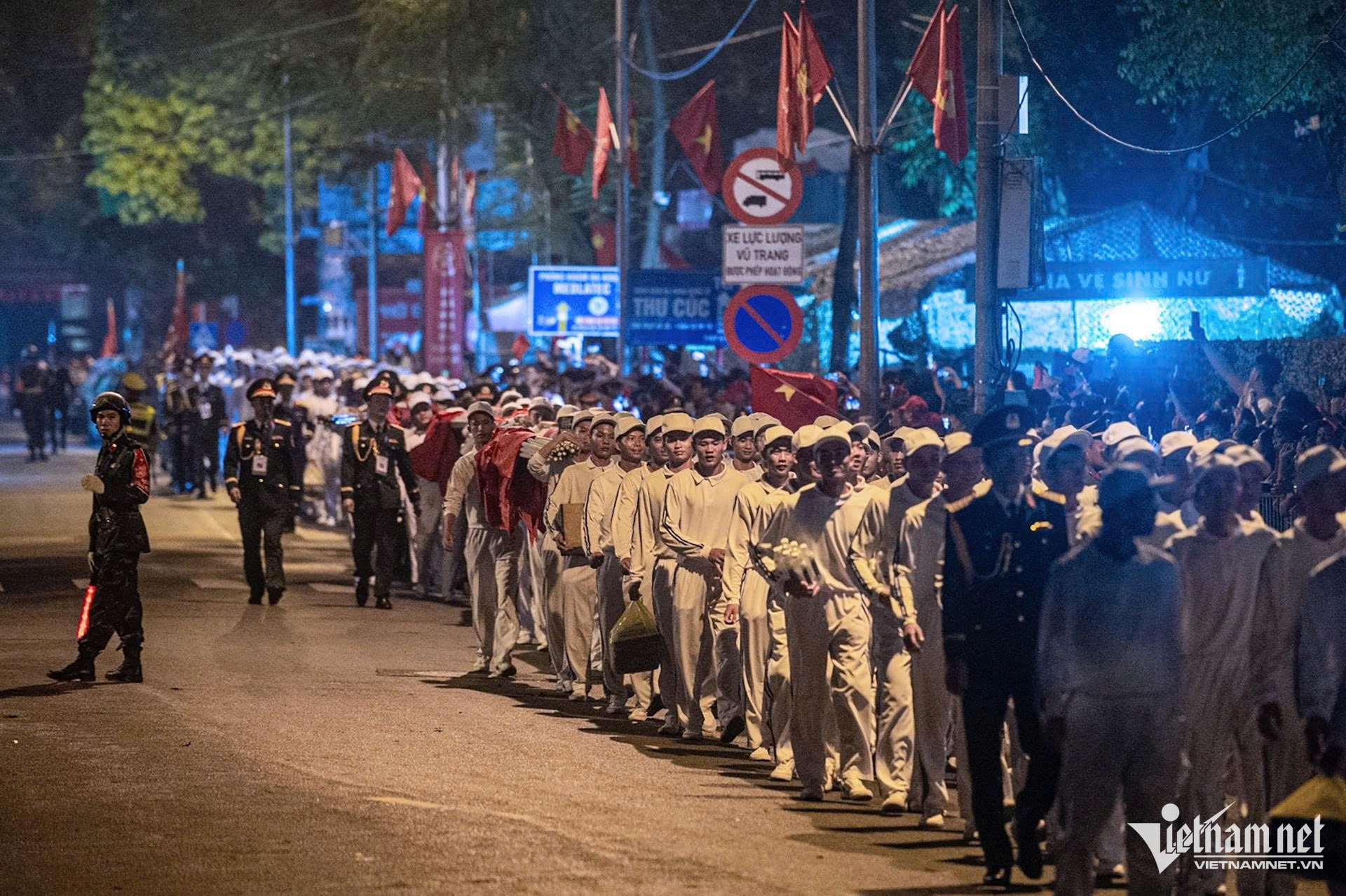 Dàn xe tăng, khí tài cùng vạn chiến sĩ hội tụ về Quảng trường Ba Đình - 27