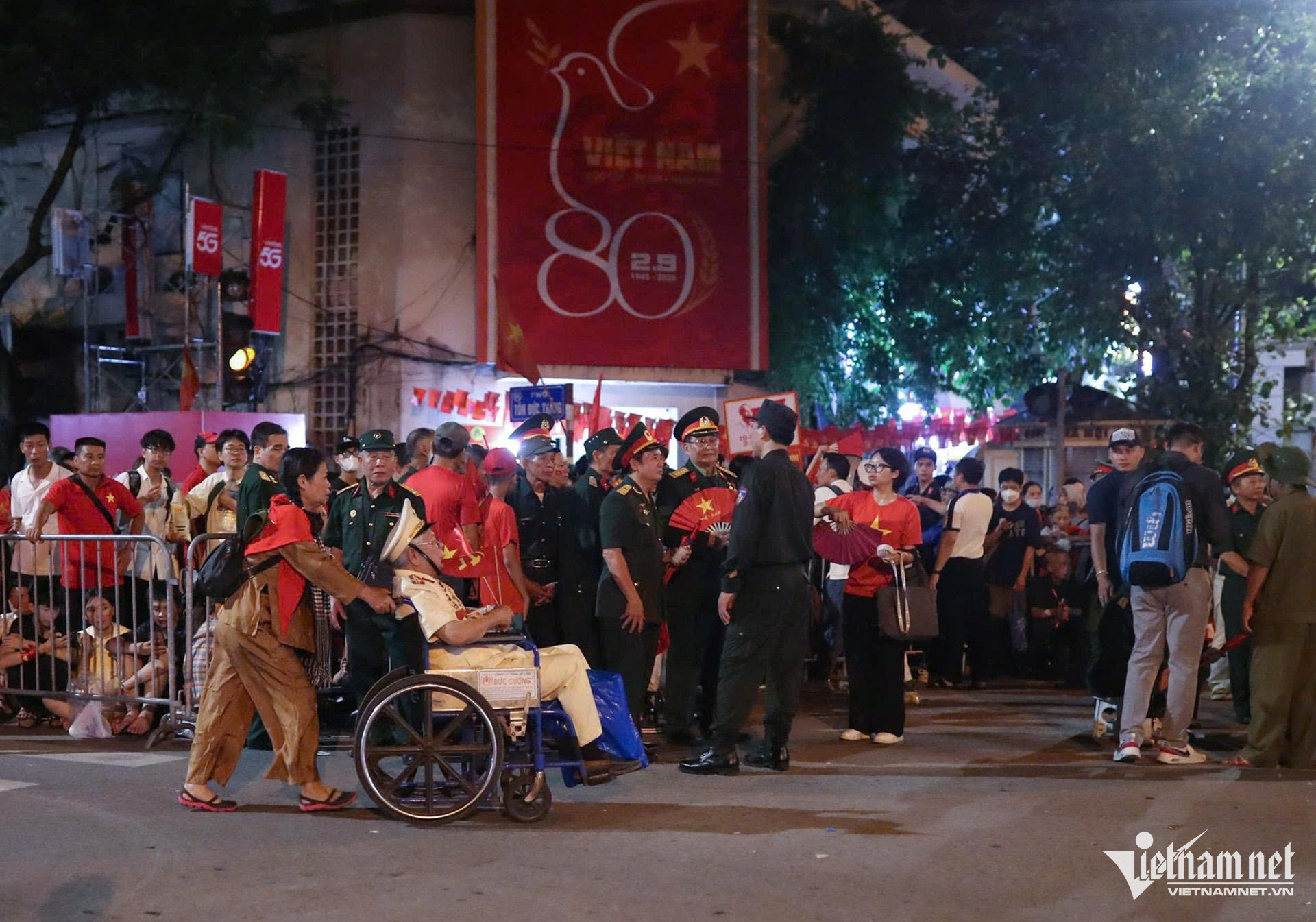 Dàn xe tăng, khí tài cùng vạn chiến sĩ hội tụ về Quảng trường Ba Đình - 40