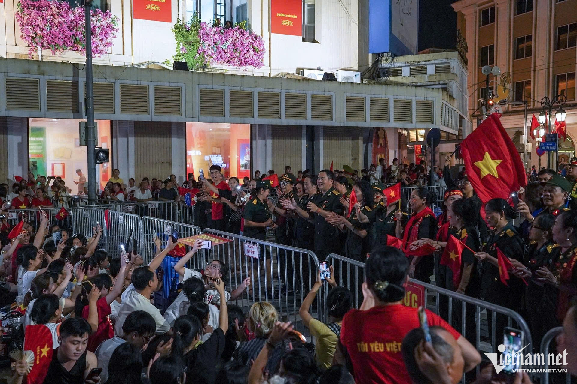 Dàn xe tăng, khí tài cùng vạn chiến sĩ hội tụ về Quảng trường Ba Đình - 43