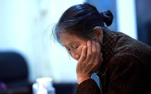 Nay tận mắt thấy, tôi mới nhận ra sự khác biệt trong cách con cái đối xử với hai bên gia đình. Ảnh minh hoạ