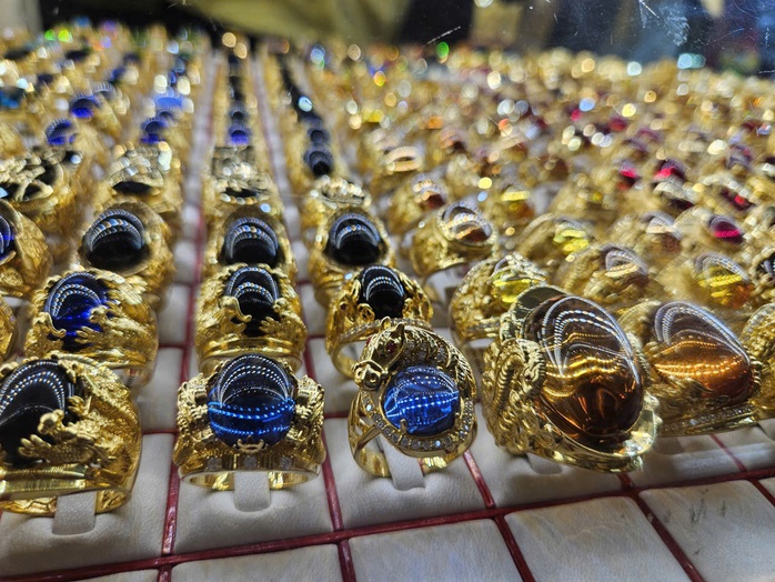 Cả giá vàng trong nước lẫn giá thế giới đều tăng rất mạnh, đang ở mốc đỉnh lịch sử