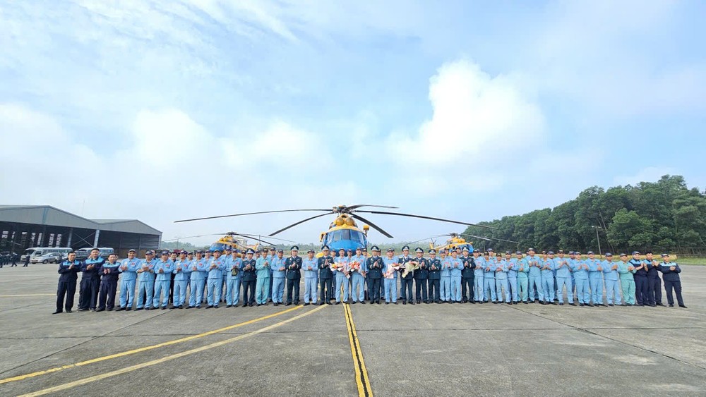 Các phi công tổ bay sau khi hoàn thành xuất sắc nhiệm vụ bay A80, Đại tá Nguyễn Huy Tuấn, Phó Chính ủy Quân chủng Phòng không Không quân, đã có mặt chúc mừng. Ảnh: VIẾT THỊNH