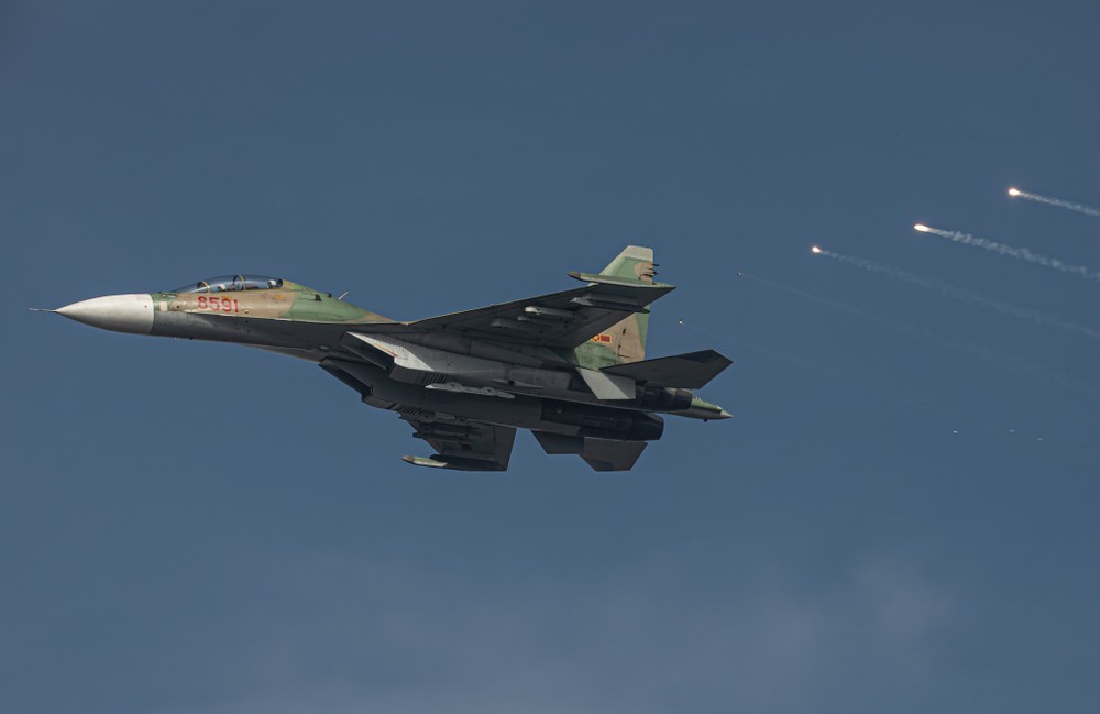 Su-30MK2 (hổ mang chúa) - niềm tự hào và sức mạnh chủ lực của Không quân nhân dân Việt Nam. Đây là dòng tiêm kích đa năng siêu âm hiện đại, hoạt động trong mọi điều kiện thời tiết, kiểm soát chặt chẽ không phận, tấn công hiệu quả các mục tiêu trên không, trên bộ, trên biển. Ảnh: QUANG ANH