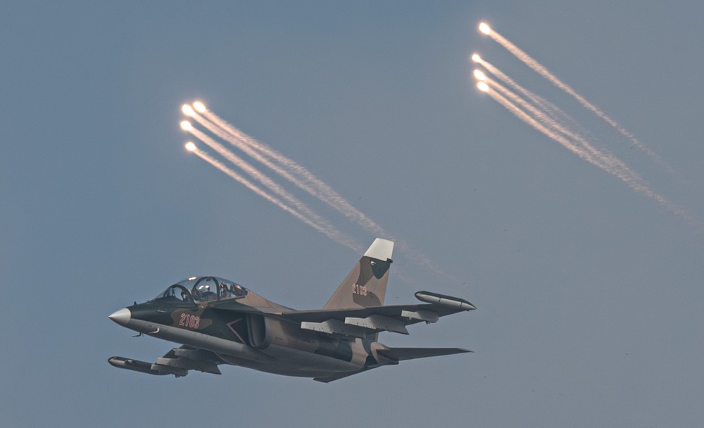 Yak-130 cũng đồng loạt thả nhiễu trên bầu trời khu vực Quảng trường Ba Đình. Ảnh: QUANG ANH